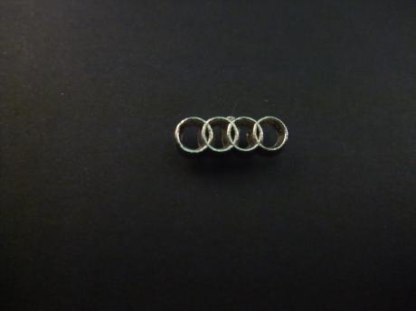 Audi logo(in elkaar gehaakte vier ringen) zilverkleurig
